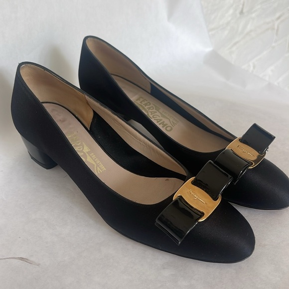 Ferragamo Vara Pump - Picture 2 of 7